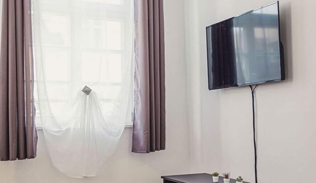 Sun-drenched, beautiful studio apartment (No. 2) with a great kitchen