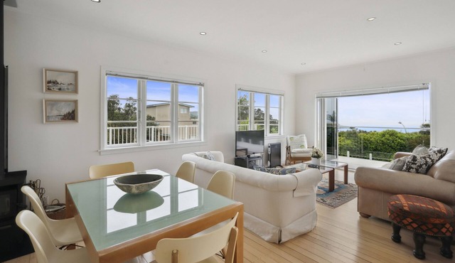Sun-drenched Bach - Leigh Holiday Home