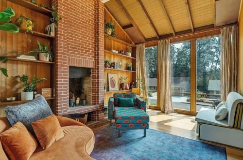 Sun-Drenched Mid-Century Modern Retreat