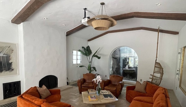 Sun-drenched Oasis w/pool & courtyard in Hancock Park. Family-friendly