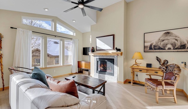 Sun-Filled 3 Bed/2.5 Bath Near Top Ski Resorts