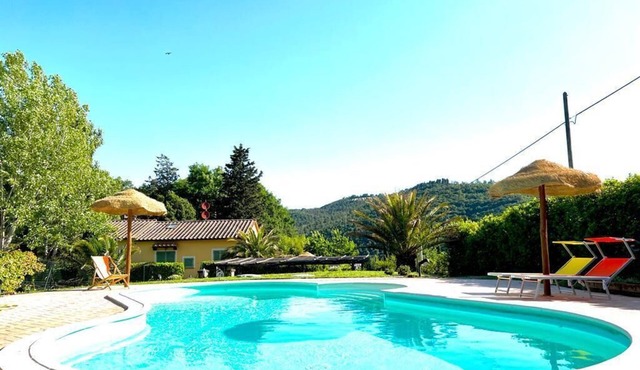 Sun & Moon Cottage with private pool and garden