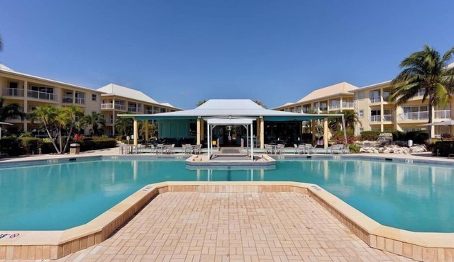 Sun, Sand & Surf! 4 Comfortable Units, Outdoor Pool, Near Cayman Turtle Center!