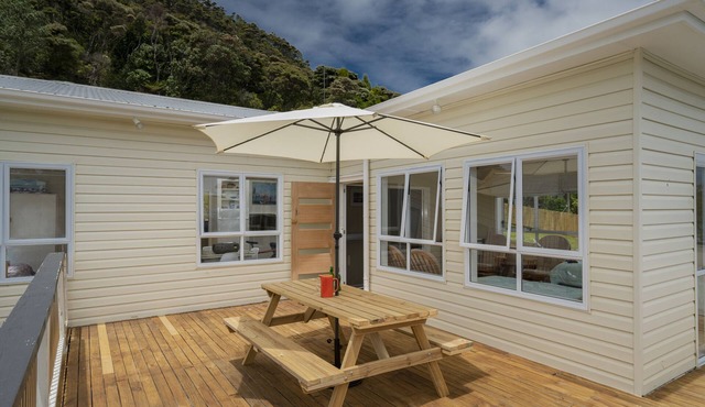 Sun Seeker Bach - Ferry Landing Holiday Home