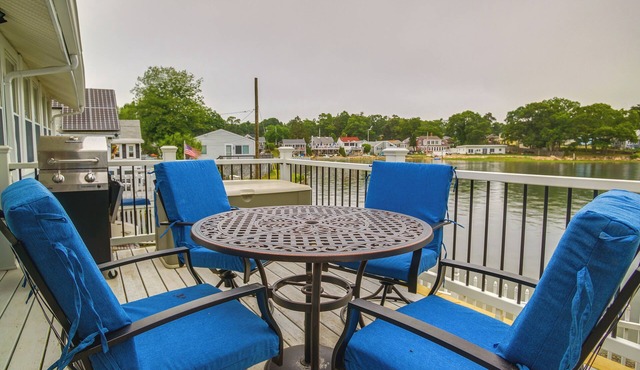 Sun-Soaked Wareham Cottage w/River Access!