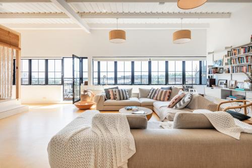 Sun-Splashed Art Deco Loft - Yoga Zone, Hackney