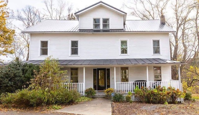 Sunflower Farmhouse - Stylish, Sauna & Sleeps 12!