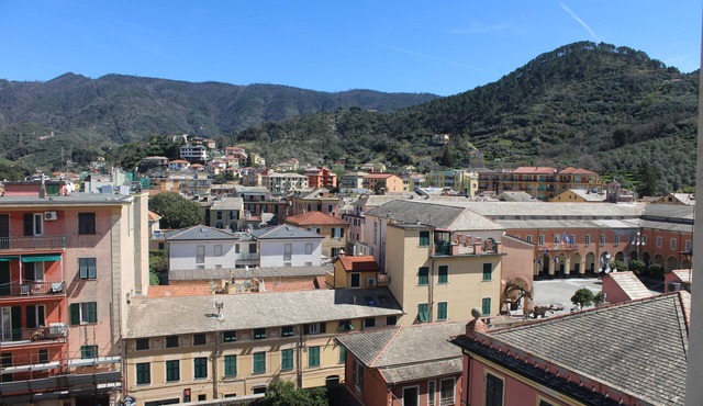Sunflower Levanto central 100 meters from the sea with views across the valley