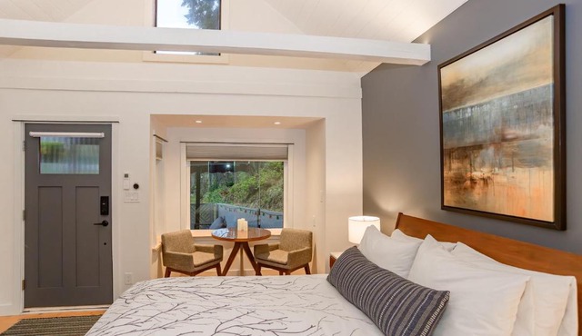 Sungate on Salt Spring - Luxurious Suite with Cedar Hot Tub & View