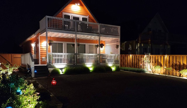Sunkissed: 90 Seconds to Beach, Firepit + Privacy Fenced Yard, Gardens