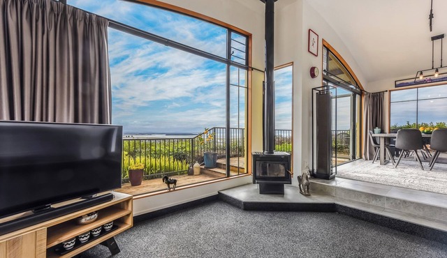 Sunkissed Heights - Nelson Holiday Home