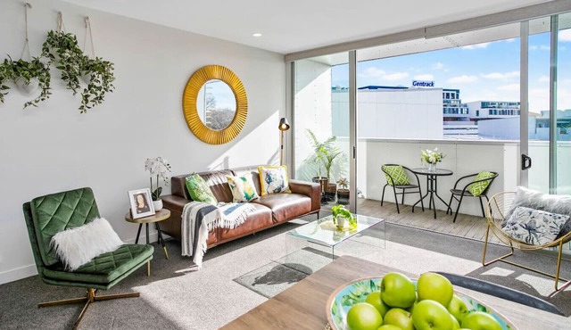 Sunlit City Fringe Apartment wth Heat Pump+Carpark