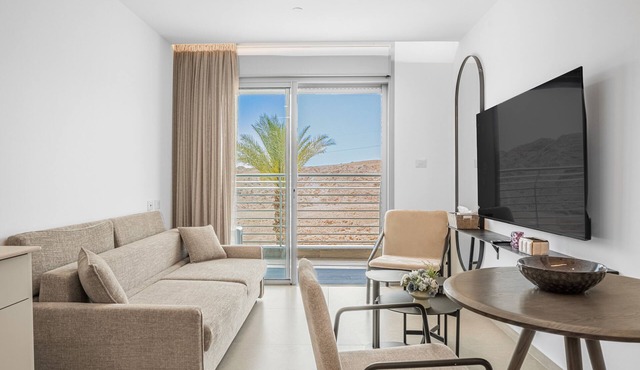 Sunlit Desert View Modern Retreat by Sea N Rent