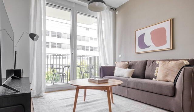 Sunlit Mitte 1BR nr Potsdamer Platz, by Blueground
