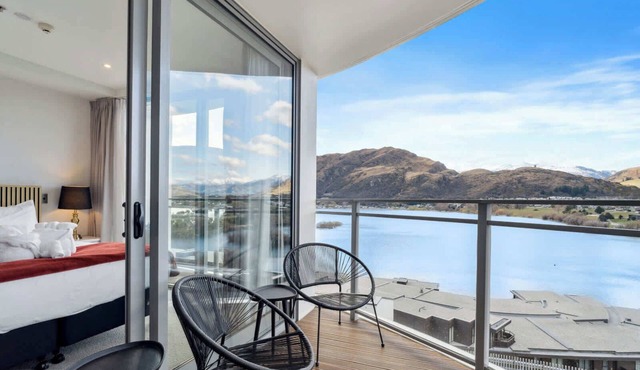 Sunlit Serenity, Lakefront Apartment