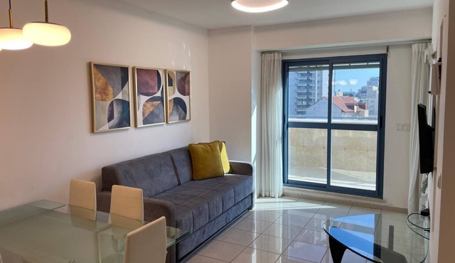 Sunny 1-BR Terrace & Lift 1-min to Shuk