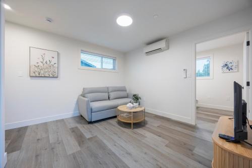 Sunny 1BR Detached Suite - Near City Center