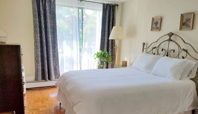 Sunny 2 Bedroom with terrace near Bayside Train Station 21 mins from Manhattan