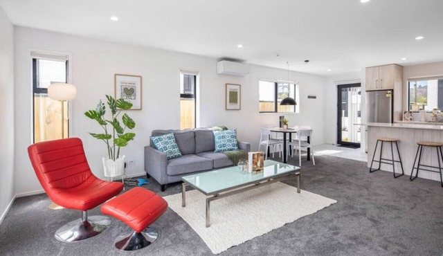 Sunny 2 BR Oasis in Trentham