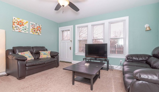 Sunny, 2Br flat, minutes from Big House