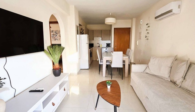 Sunny 2BR Getaway Steps from the Beach + Wi-Fi - Sunny 2BR Getaway Steps from the Beach + Wi-Fi