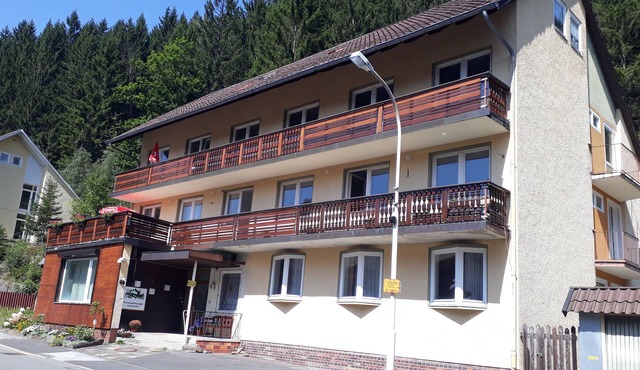 Sunny 3 Bedroom apartment with balcony sleeps 8