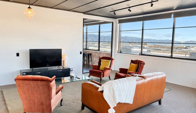 Sunny 3BR Petone Apt – Ocean Views, Walk to Shops
