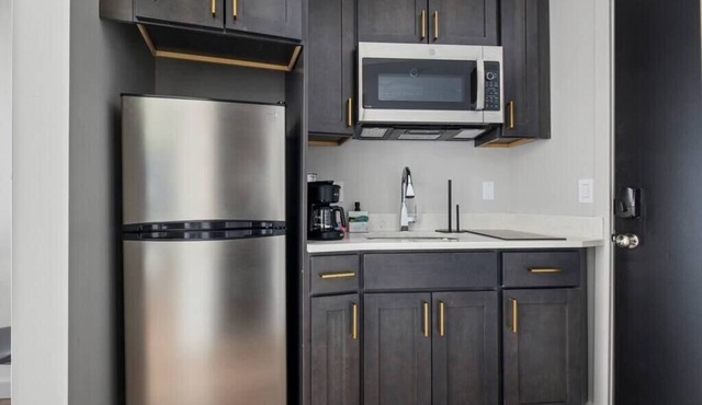 Sunny and Chic Studio in the Heart of Middletown