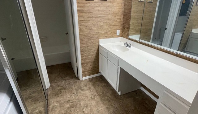 Sunny and Chill Private Room Centrally Located in DFW- Perfect for World Cup