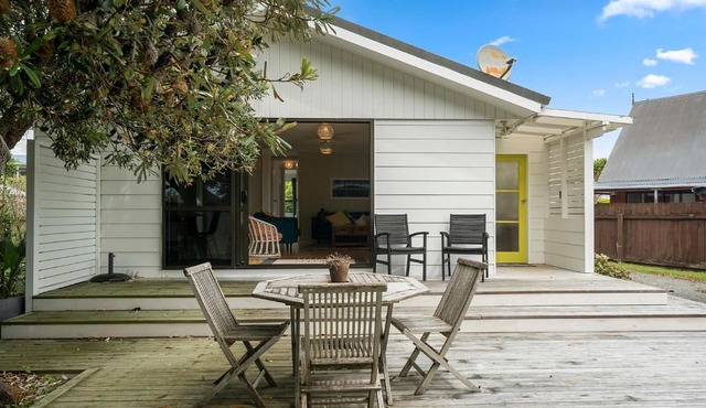 Sunny Beach Bach Hideaway - Paraparaumu Beach Holiday Home