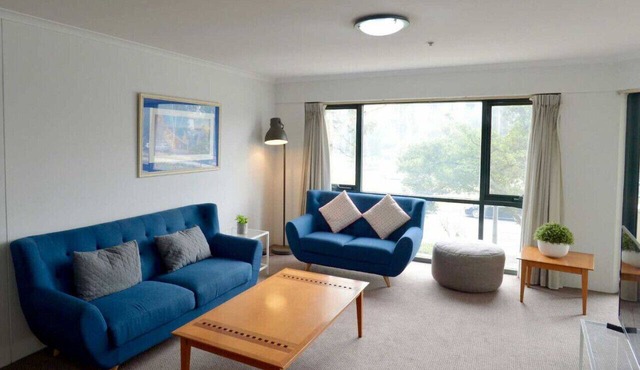 Sunny Braddon Apt near Civic