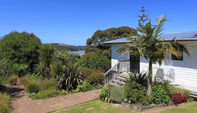 Sunny, Clean and Spacious One Bedroom Cottage