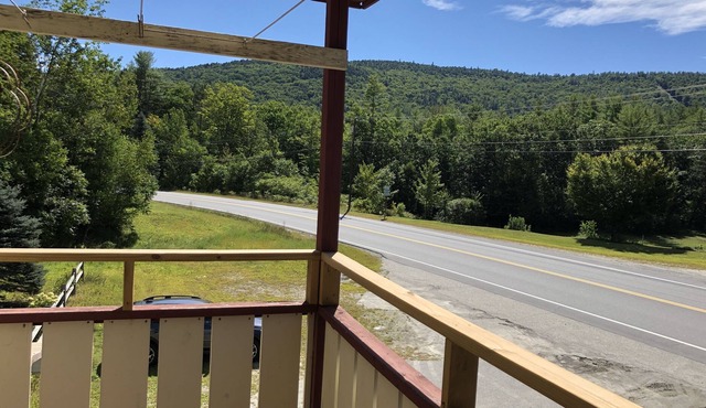 Sunny, convenient 4-Bed Family Base w/Balcony: Fast WiFi, WFH, 15 min to ski!