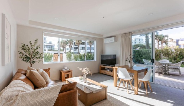 Sunny Courtyard Dreaming Downtown with Pool & Gym