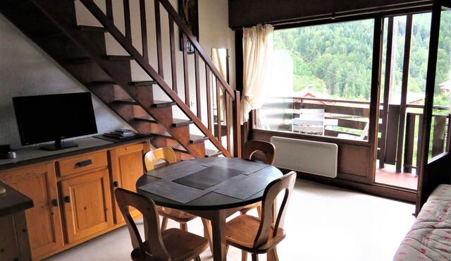 Sunny Duplex with Balcony, 6 Guests, Near Ski Resorts
