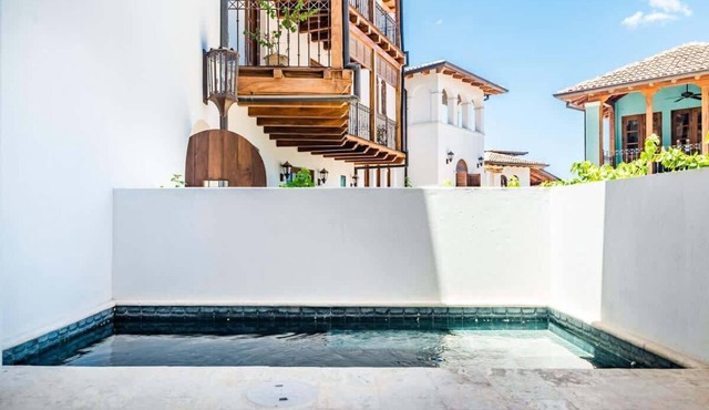 Sunny flat steps from the beach with splash pool