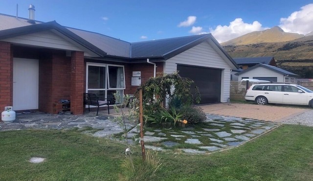 Sunny Home with Large Living Area, Garden & friendly free-range chickens