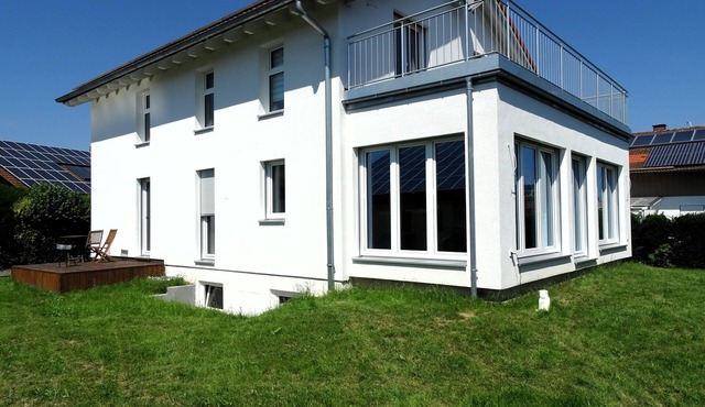 Sunny house with 2 residential units, large garden and sun terrace