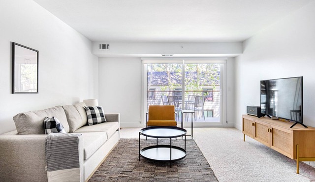 Sunny Menlo Park 1BR w/Pool, W/D, Gym, near 82, 101, 280, by Blueground