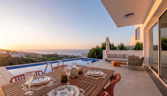 Sunny Ocean View Villa - Calma