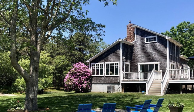 Sunny open house. Lrg Deck. Lndscpd 1 acre lot w stone patio.