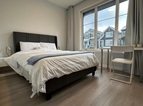 Sunny Queen-size Bedroom with Private Bath in Brand New House