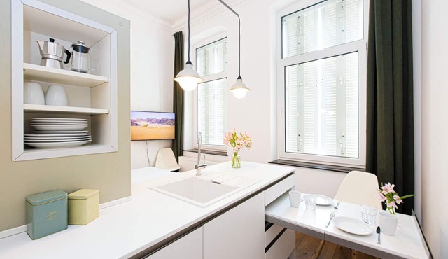 Sunny, quiet studio apartment facing the garden