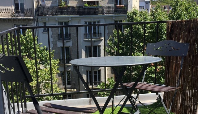 Sunny, refurbished studio with balcony