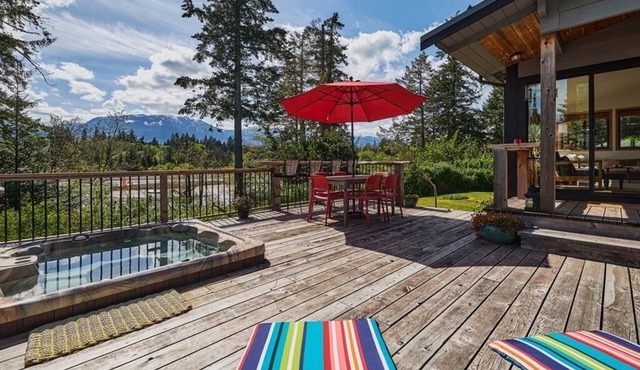 Sunny Shores Beach House w/Mountain Views