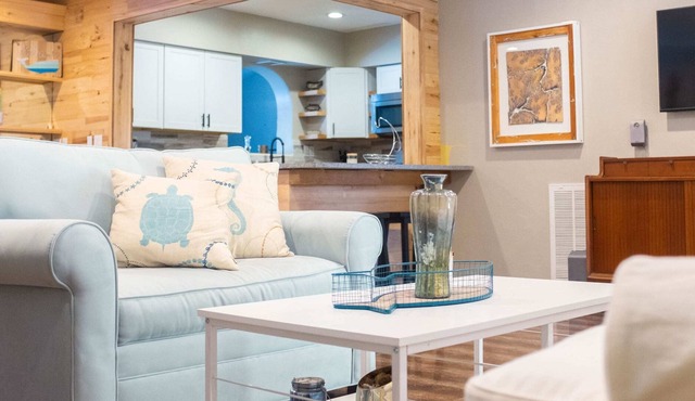 Sunny Side Home - 2/2 with Pool and Rustic touches