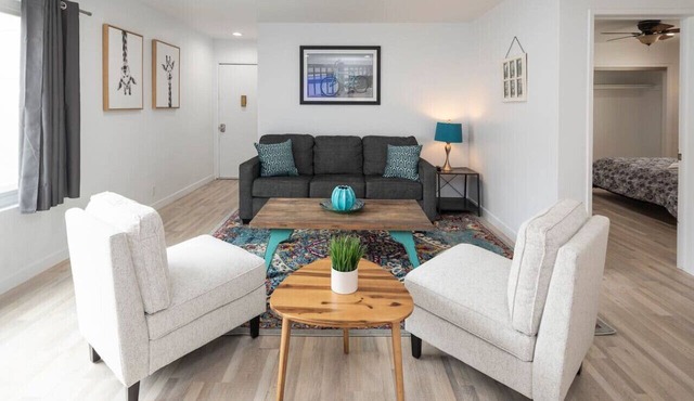 Sunny & Spacious 3 Bed - 20 second walk to beach!