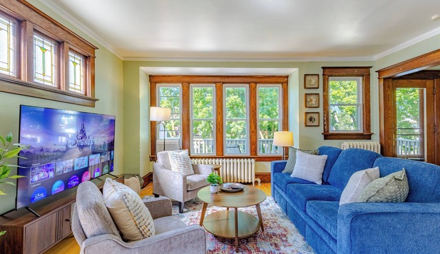 Sunny & Spacious 4BR East Side Stay ¦ Balcony ¦ Family-Friendly