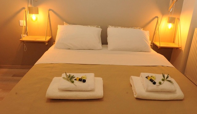 Sunny & Spacious Apartment in Delphi, 3 Bedrooms, 2 Bathrooms Sleeps 8 w/view