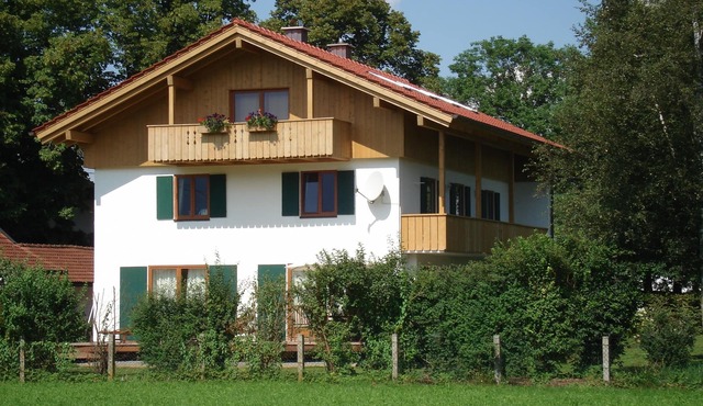 Sunny, spacious & fully equipped, castle views, close to lake/beach, restaurants